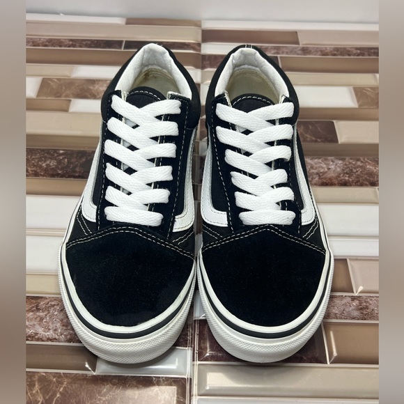 Kids Van's Old Skool Skate Shoe. Black and white size 3 unisex Boy or girl. - Picture 9 of 16